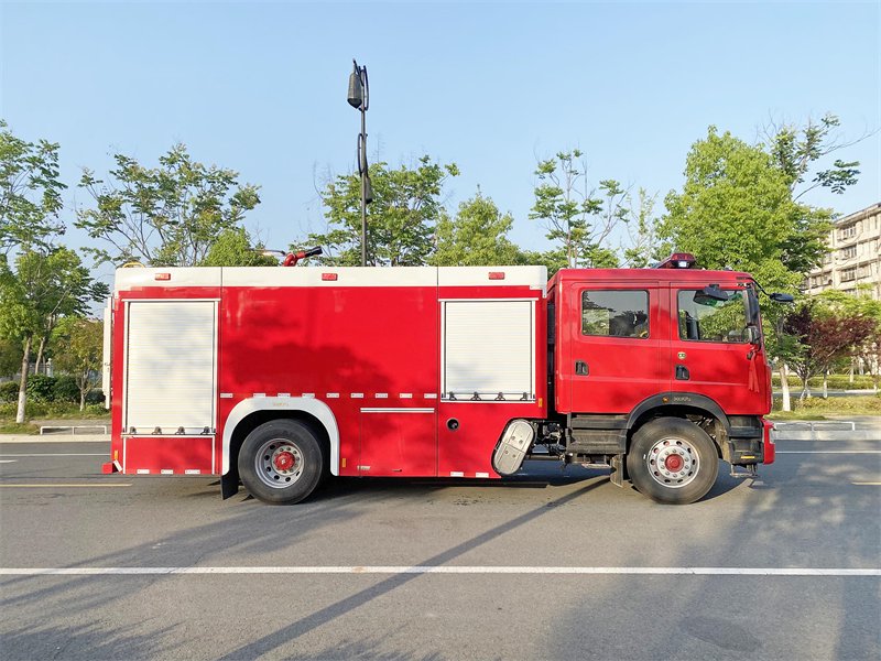 🚒 消防车大揭秘：城市里的"红色守护神"到底有多硬核？